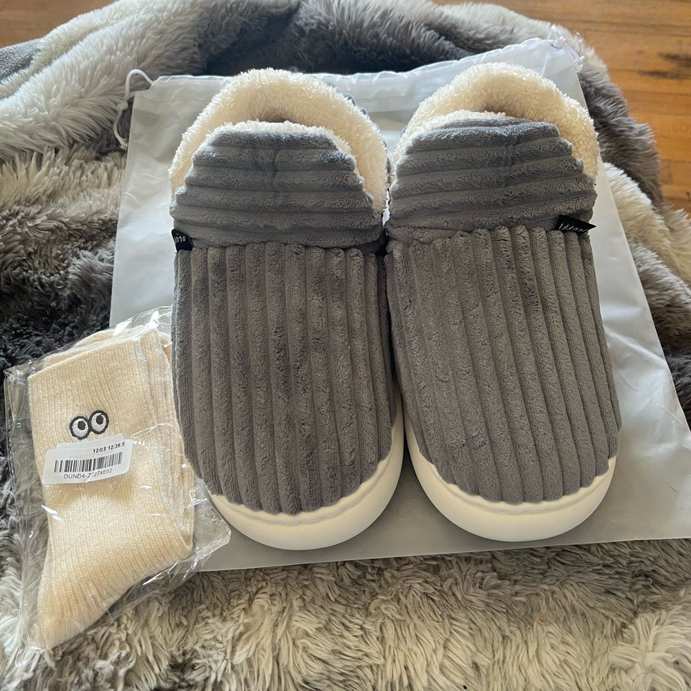 PLUFFI Women's Gray Plush Slippers w/ Socks